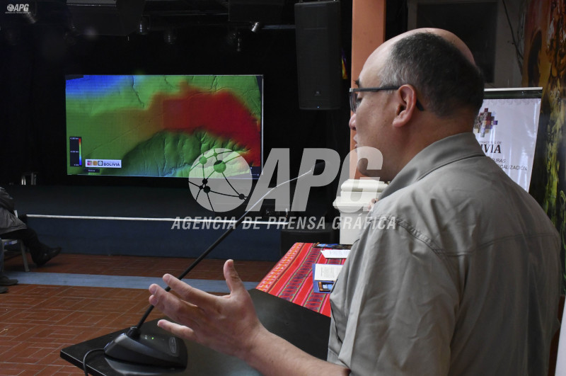 VICEMINISTRO DE CULTURAS, JUAN CARLOS CORDERO ANUNCIA DESCUBRIMIENTO ARQUEOLÓGICO EN CARACOLLO
