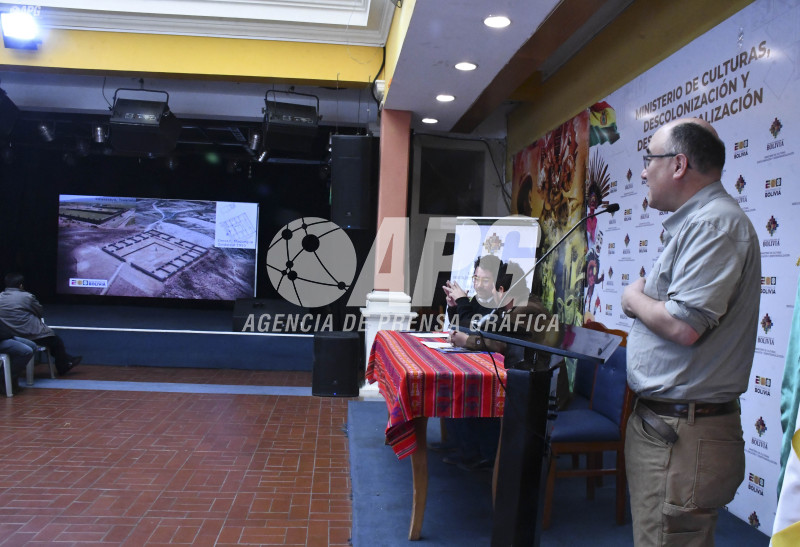 VICEMINISTRO DE CULTURAS, JUAN CARLOS CORDERO ANUNCIA DESCUBRIMIENTO ARQUEOLÓGICO EN CARACOLLO