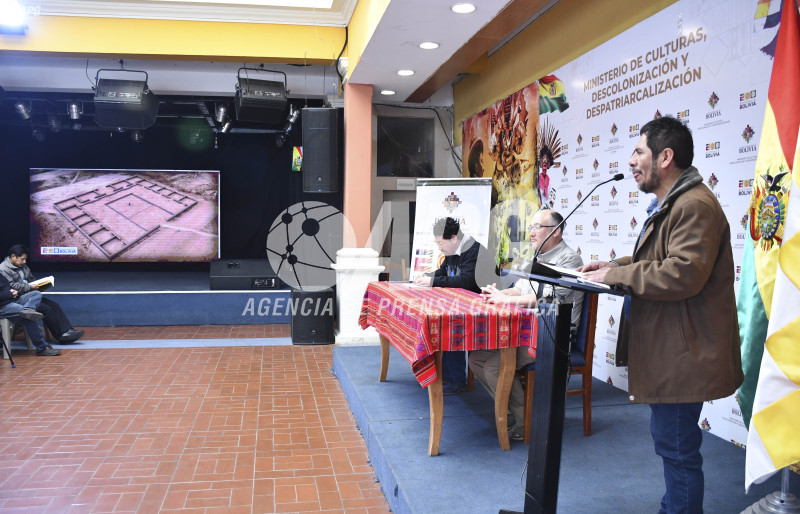 VICEMINISTRO DE CULTURAS, JUAN CARLOS CORDERO ANUNCIA DESCUBRIMIENTO ARQUEOLÓGICO EN CARACOLLO