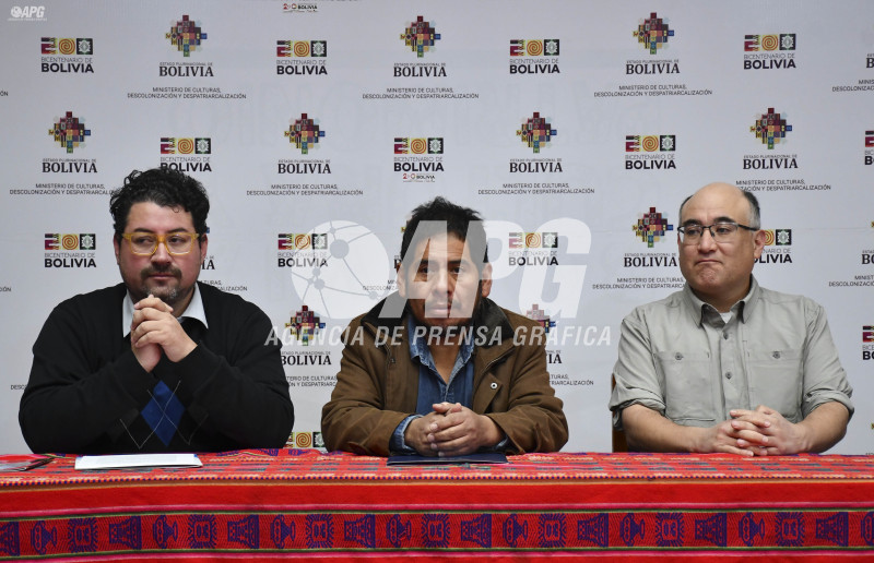 VICEMINISTRO DE CULTURAS, JUAN CARLOS CORDERO ANUNCIA DESCUBRIMIENTO ARQUEOLÓGICO EN CARACOLLO