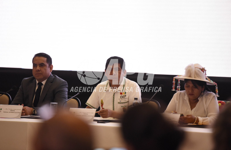 CANDIDATOS RODRIGO PAZ Y JORGE QUIROGA ASISTIERON AL ENCUENTRO ORGANIZADO POR EL TRIBUNAL ELECTORAL