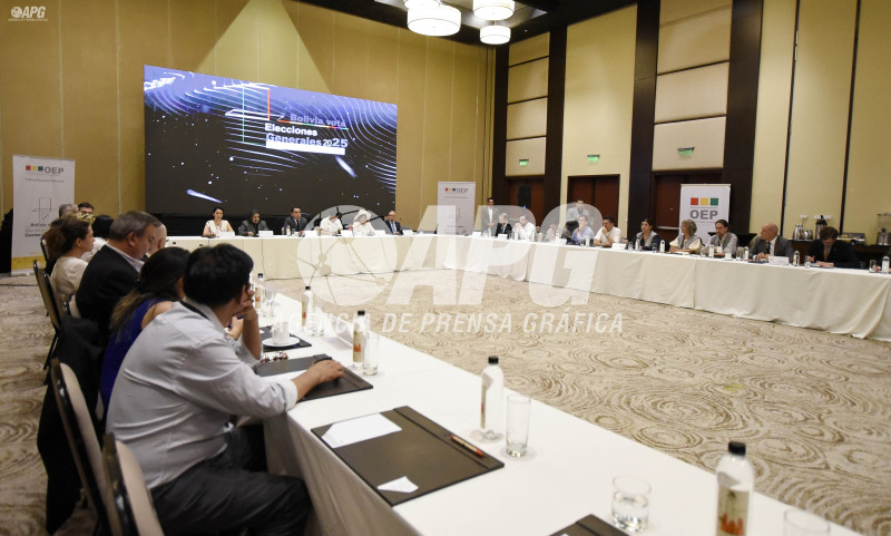 CANDIDATOS RODRIGO PAZ Y JORGE QUIROGA ASISTIERON AL ENCUENTRO ORGANIZADO POR EL TRIBUNAL ELECTORAL