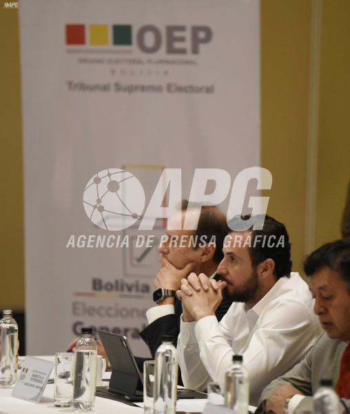 CANDIDATOS RODRIGO PAZ Y JORGE QUIROGA ASISTIERON AL ENCUENTRO ORGANIZADO POR EL TRIBUNAL ELECTORAL