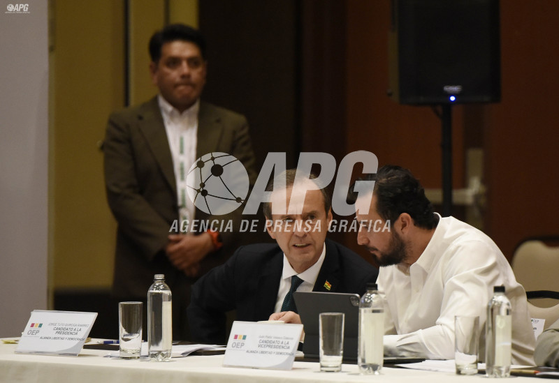 CANDIDATOS RODRIGO PAZ Y JORGE QUIROGA ASISTIERON AL ENCUENTRO ORGANIZADO POR EL TRIBUNAL ELECTORAL