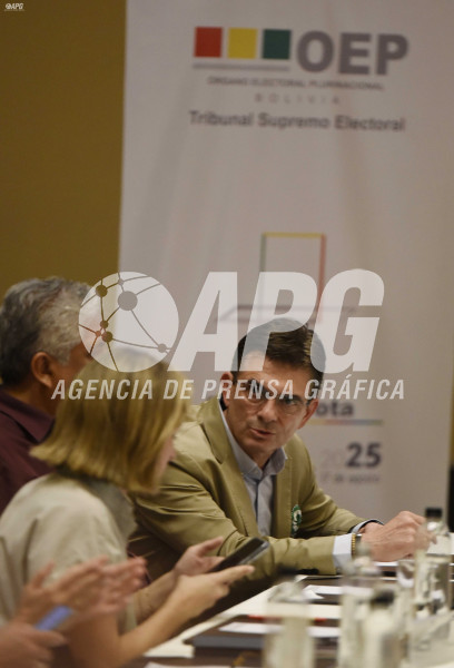 CANDIDATOS RODRIGO PAZ Y JORGE QUIROGA ASISTIERON AL ENCUENTRO ORGANIZADO POR EL TRIBUNAL ELECTORAL